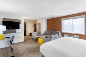 Televisyen dan/atau pusat hiburan di Comfort Inn Paramus - Hackensack