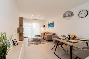un salon avec une table et un canapé dans l'établissement Espanatour FLAMENCA VILLAGE 4, à Orihuela Costa