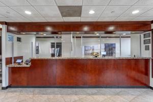 an office lobby with a reception desk at Comfort Inn Paramus - Hackensack in Paramus