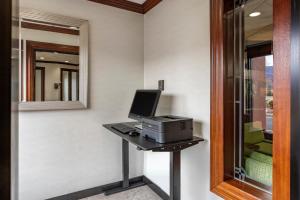 Televisyen dan/atau pusat hiburan di Comfort Inn Paramus - Hackensack