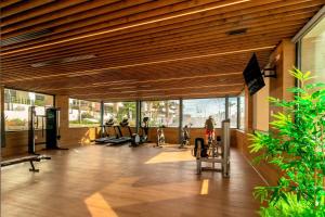 - une salle de sport avec plusieurs tapis de course et des entraîneurs dans l'établissement Espanatour FLAMENCA VILLAGE 4, à Orihuela Costa