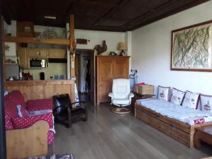 ein Wohnzimmer mit einem Sofa und einem Stuhl in der Unterkunft Le rêve de Lou et balou in Saint-Gervais-les-Bains