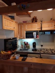uma cozinha com um lavatório e um fogão forno superior em Le rêve de Lou et balou em Saint-Gervais-les-Bains