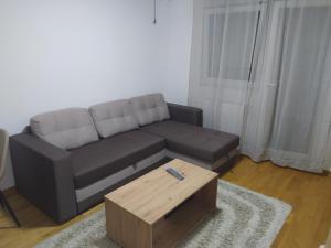 - un salon avec un canapé et une table basse dans l'établissement Relax, à Obrenovac