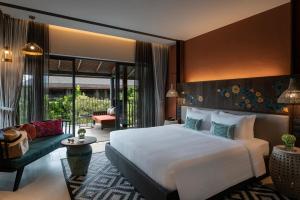 Postel nebo postele na pokoji v ubytování Grand Mercure Khao Lak Bangsak