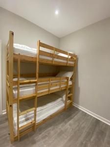 מיטה או מיטות קומותיים בחדר ב-JUST SLEEP Hostel