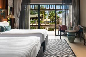 Postel nebo postele na pokoji v ubytování Grand Mercure Khao Lak Bangsak