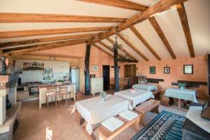 cocina y sala de estar con mesas y techos de madera. en Casa Margherita, en Grožnjan