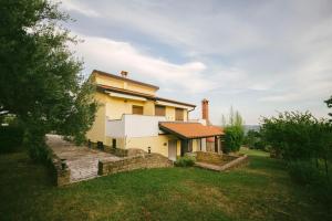 una casa en una colina con un patio de hierba en Casa Margherita, en Grožnjan