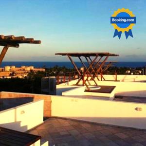 ピパにあるCondomínio Brisas do Amor - 2 Quartos em Pipa Apto106のピクニックテーブルと海のあるパティオの景色