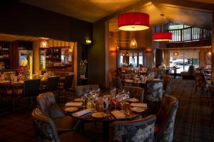 um restaurante com mesas e cadeiras num quarto em Wineport Lodge em Glasson