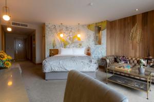 Uma cama ou camas num quarto em Wineport Lodge