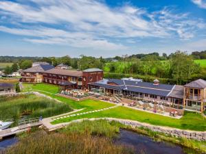 uma vista aérea de um resort com um rio em Wineport Lodge em Glasson