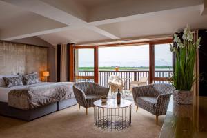 um quarto com uma cama, uma mesa e cadeiras em Wineport Lodge em Glasson
