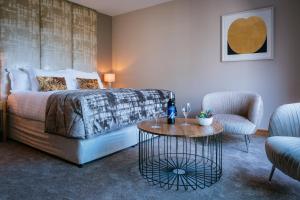 Uma cama ou camas num quarto em Wineport Lodge