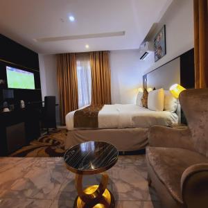 Habitación de hotel con cama y sofá en Ziroc Residence Lekki Phase 1, en Lekki