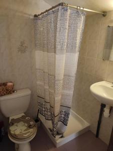 łazienka z toaletą i umywalką w obiekcie Õ 2040 Chambre Marmotte w mieście Saint-Véran