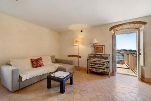 a living room with a couch and a table at Residenza Stoechas in Albenga
