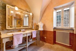 a bathroom with two sinks and a large mirror at Residenza Stoechas in Albenga