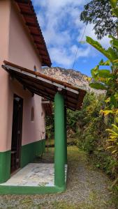 a building with a green pole in front of it at Cecilia & Pretinho's House in Vale do Capao