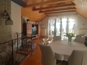 comedor con mesa blanca y sillas en Mediterrán apartman en Pécs