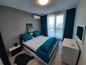 ein Schlafzimmer mit einem großen Bett und einem Fenster in der Unterkunft BBR26- Sea View First Line Apartment Sarafovo in Burgas City