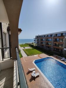 Blick auf den Pool in einem Gebäude in der Unterkunft BBR26- Sea View First Line Apartment Sarafovo in Burgas City