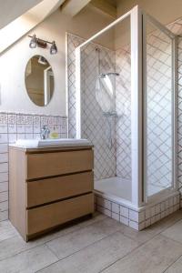 W łazience znajduje się prysznic i umywalka. w obiekcie WYSPA KONI - urocze gospodarstwo agroturystyczne w mieście Ostroszowice