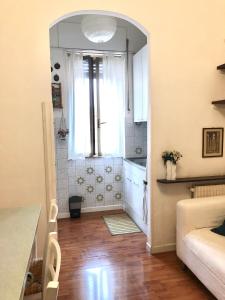 een woonkamer met een keuken en een tafel bij Casa della salita in Rome