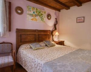 a bedroom with a bed with two pillows on it at Apartamentos Rurales Los Vergeles in Valverde de la Vera