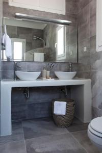 Kúpeľňa v ubytovaní Amperian Mykonos Suites & Villas