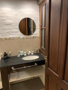 a bathroom with a sink and a mirror at Kimbara Aparts in Mar de las Pampas