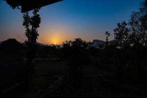 Alba o tramonto visti dall'interno dell'affittacamere o dai dintorni