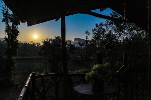 Alba o tramonto visti dall'interno dell'affittacamere o dai dintorni