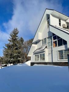 的住宿－Retopia AIZU磐梯町ゲストハウス，前面有雪的房子