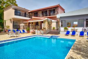 eine Villa mit Swimmingpool vor einem Haus in der Unterkunft Two Brothers Studios & Apts in Kalamaki