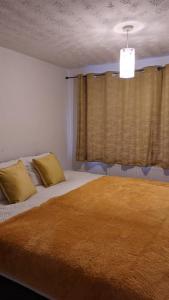 Tempat tidur dalam kamar di Beautiful and Comfortable 3 or 4 bedroom house in Tilbury