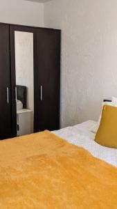 1 dormitorio con 1 cama grande con almohada amarilla en Beautiful and Comfortable 3 or 4 bedroom house in Tilbury en Tilbury