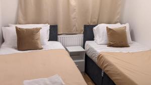 Tempat tidur dalam kamar di Beautiful and Comfortable 3 or 4 bedroom house in Tilbury