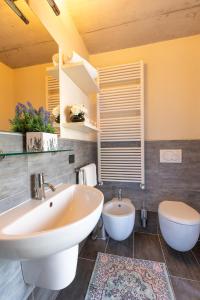 a bathroom with a sink and a toilet at Casa di campagna Tony con piscina e vista lago in Gravedona
