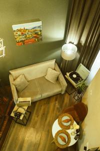 - un salon avec un canapé et une table dans l'établissement Luxury Duplex Suites - City Center, à Tbilissi