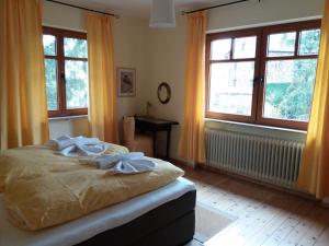 Un dormitorio con una cama con dos toallas encima. en Ferienwohnung zur Burg Eltz, en Wierschem