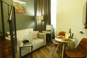 Luxury Duplex Suites - City Center的休息区