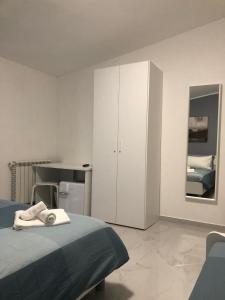 A bed or beds in a room at VILLA LUDO a ZAMBRONE TROPEA