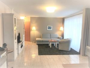 una sala de estar con un sofá y una mesa en Kleine Perle, Villa Sonnegarten, en Boltenhagen 6 fotos más