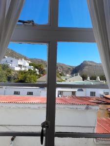 Aussicht aus dem Fenster eines Hauses in der Unterkunft Cozy room in the Heart of Simon's Town in Kapstadt