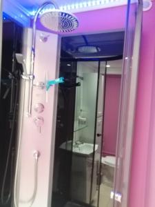 Phòng tắm tại Studio "LE PETIT NID" 4 Personnes sauna intérieure et piscine