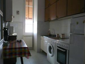 サンレモにあるAppartamento Vista Mare Sulla Pista Ciclabileのキッチン(洗濯機、シンク付)