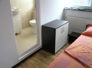 y baño con lavabo, aseo y espejo. en Kamino Mamaia Nord en Mamaia Nord – Năvodari