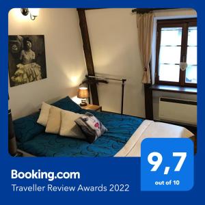 Cette chambre d'hôtel dispose d'un lit avec une couverture bleue. dans l'établissement ApartHome Barbara 1, à Toruń